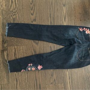 Like new woman's Driftwood floral embroidered jeans. W 28, L 28